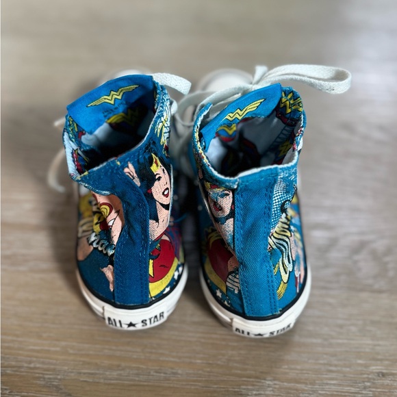 RARE Converse women’s high-top DC Comics Wonder Woman sneakers shoes size 6 - Picture 2 of 6
